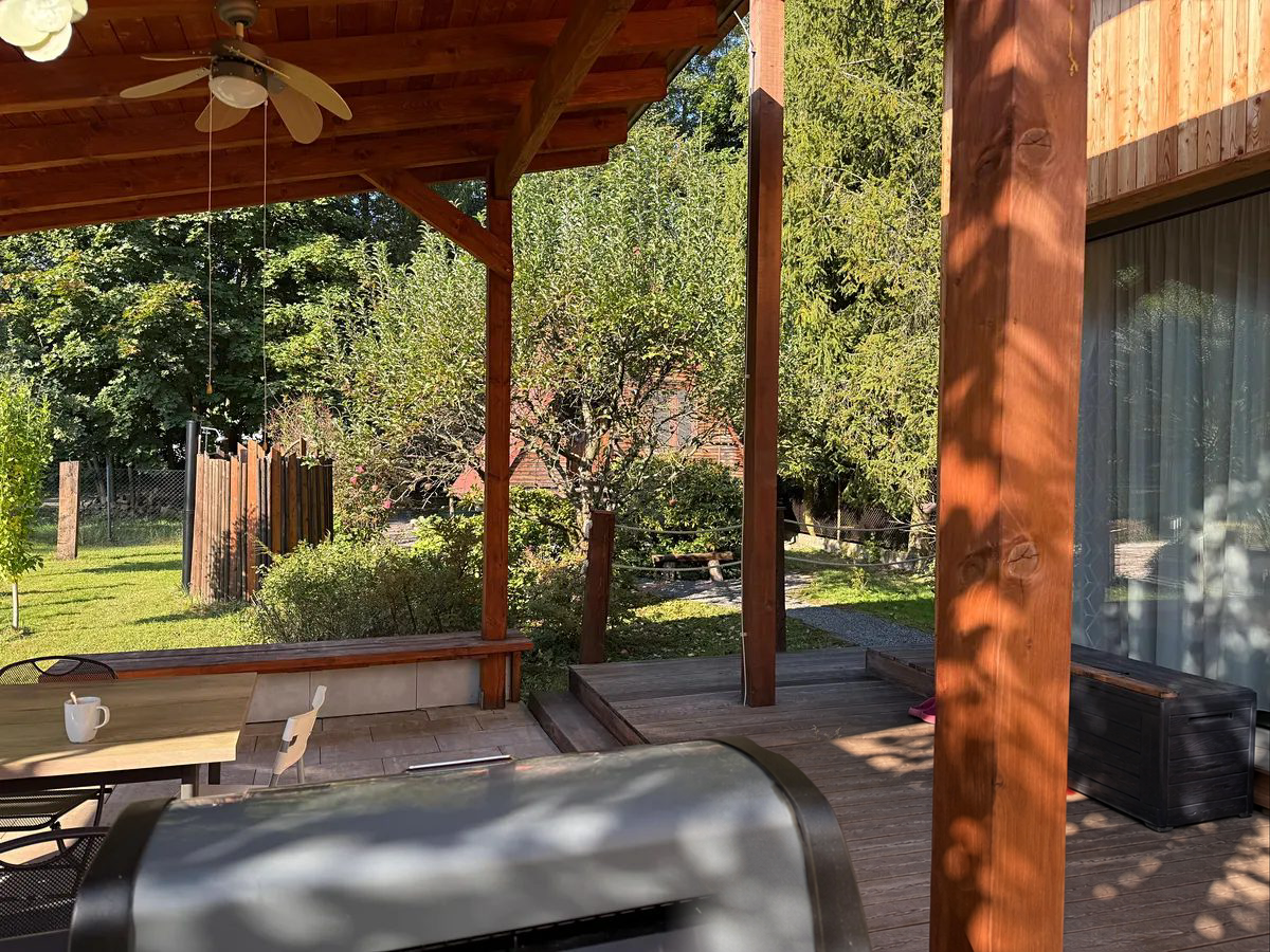 Pergola s venkovn\u00ed kuchyn\u00ed
